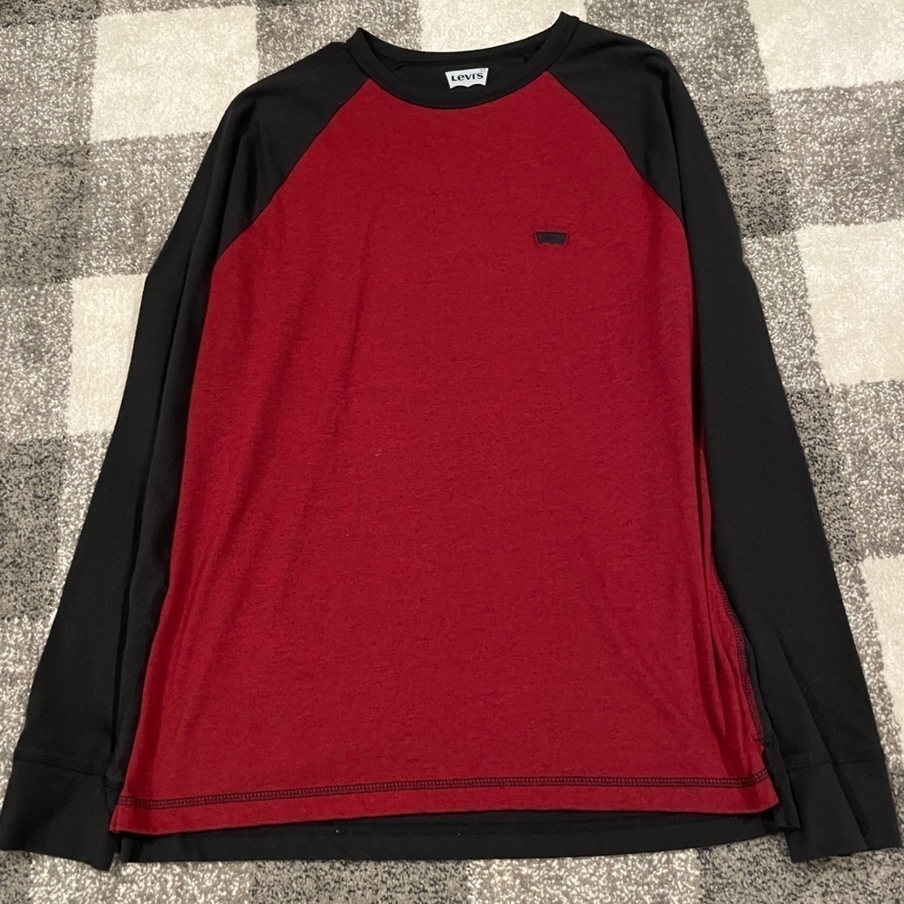 Levi’s long sleeve sizes medium mens t-shirt red and black